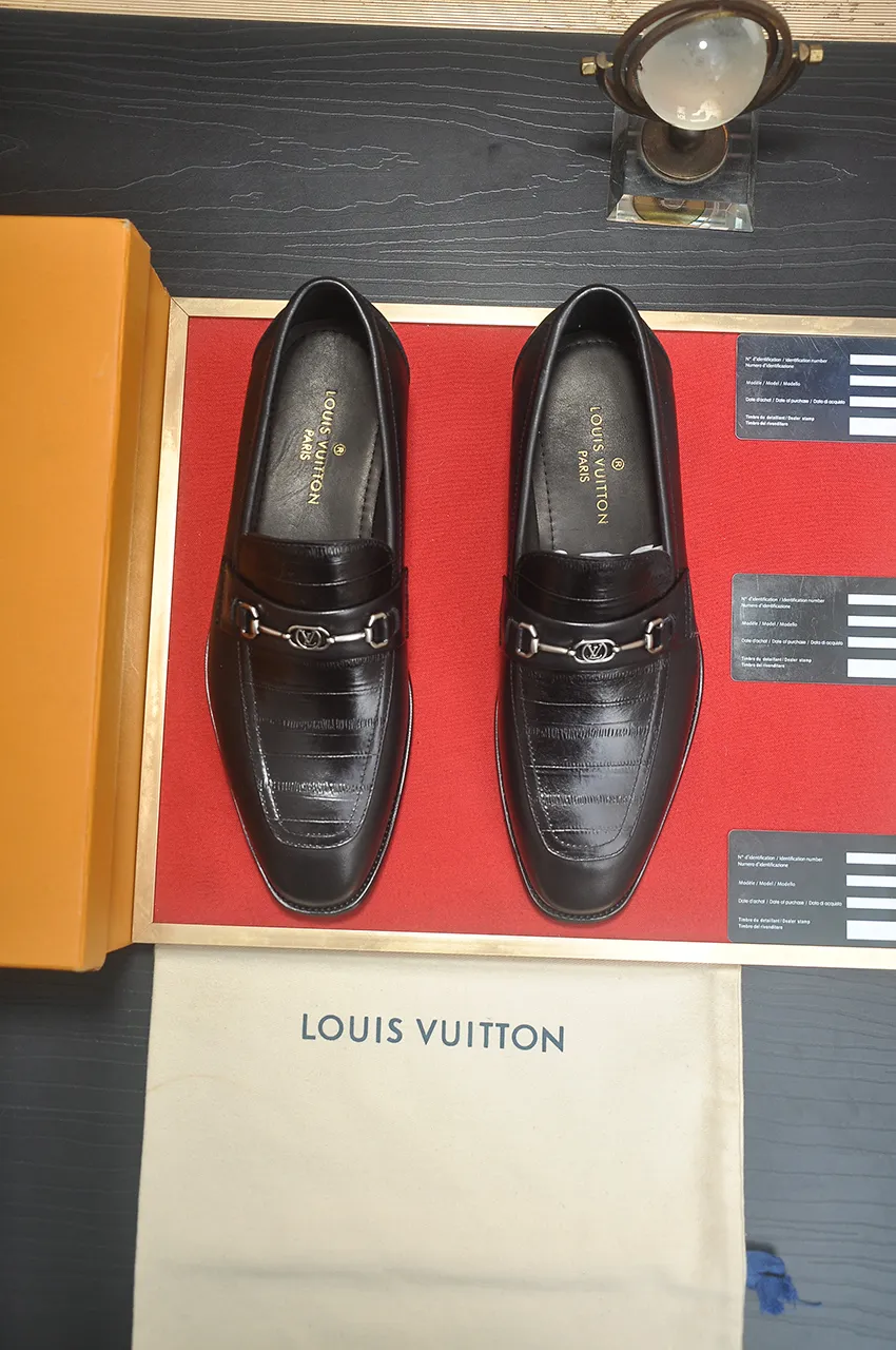 Men's men's shoes 💰540💶 [LV] (original single cowhide lining) 🍀LV's latest genuine leather business suit shoes are launched simultaneously on the official website. The first-layer cowhide imported from Italy is made of heavy gold, 💥official website 1:1 rubber outsole. Versatile to wear, high-end without losing class, and the color combination is extraordinary. This four-season style is alluring when worn on your feet, showing off your big-name flair. Standard code 38-45 (45 customized)